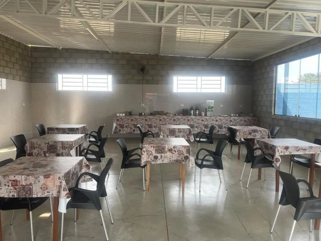 Mesa do café da manhã com bolos e outras opções