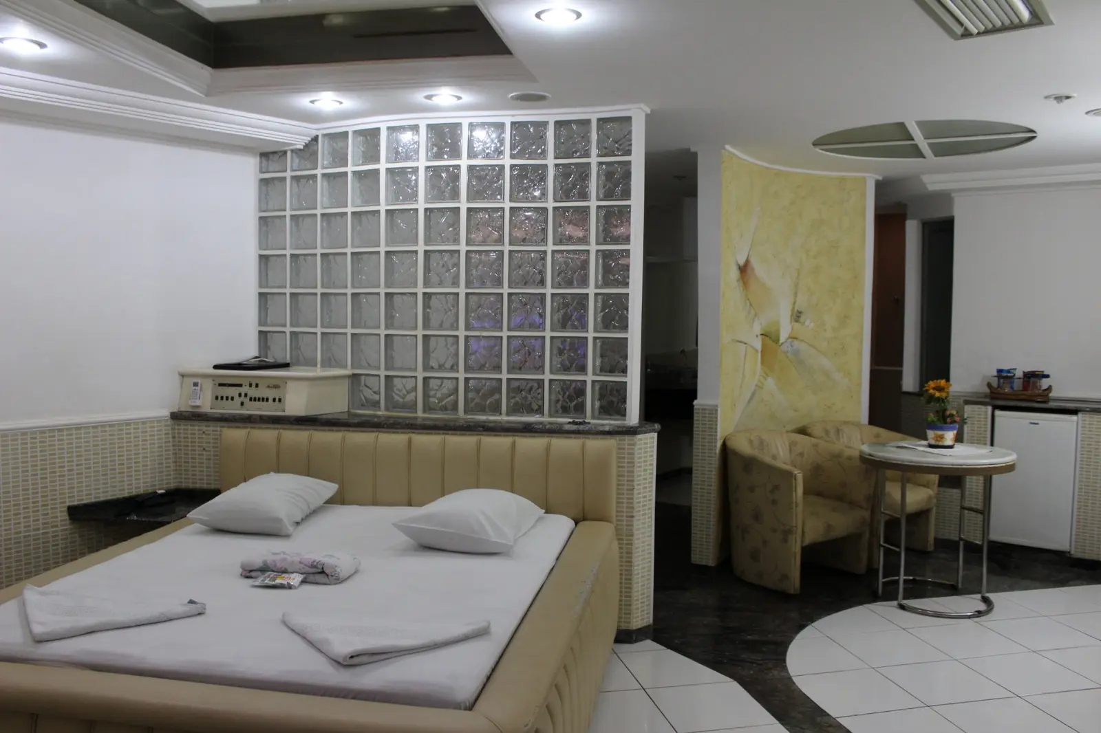 Suíte com cama de casal e área de estar